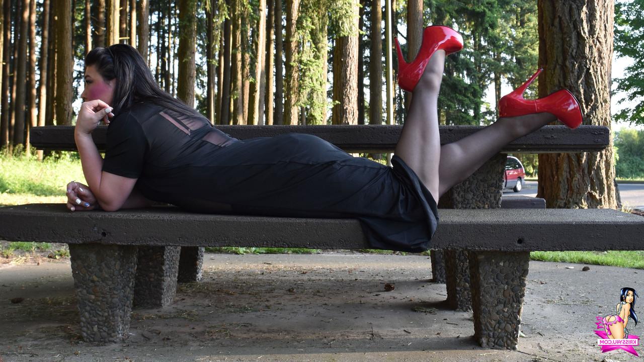 16P Transexual traviesa se burla con vestidos transparentes y tacones altos al aire libre