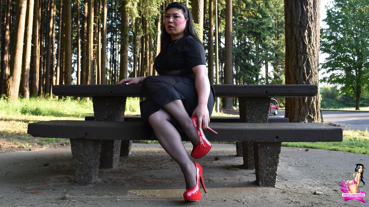 16P Transexual traviesa se burla con vestidos transparentes y tacones altos al aire libre