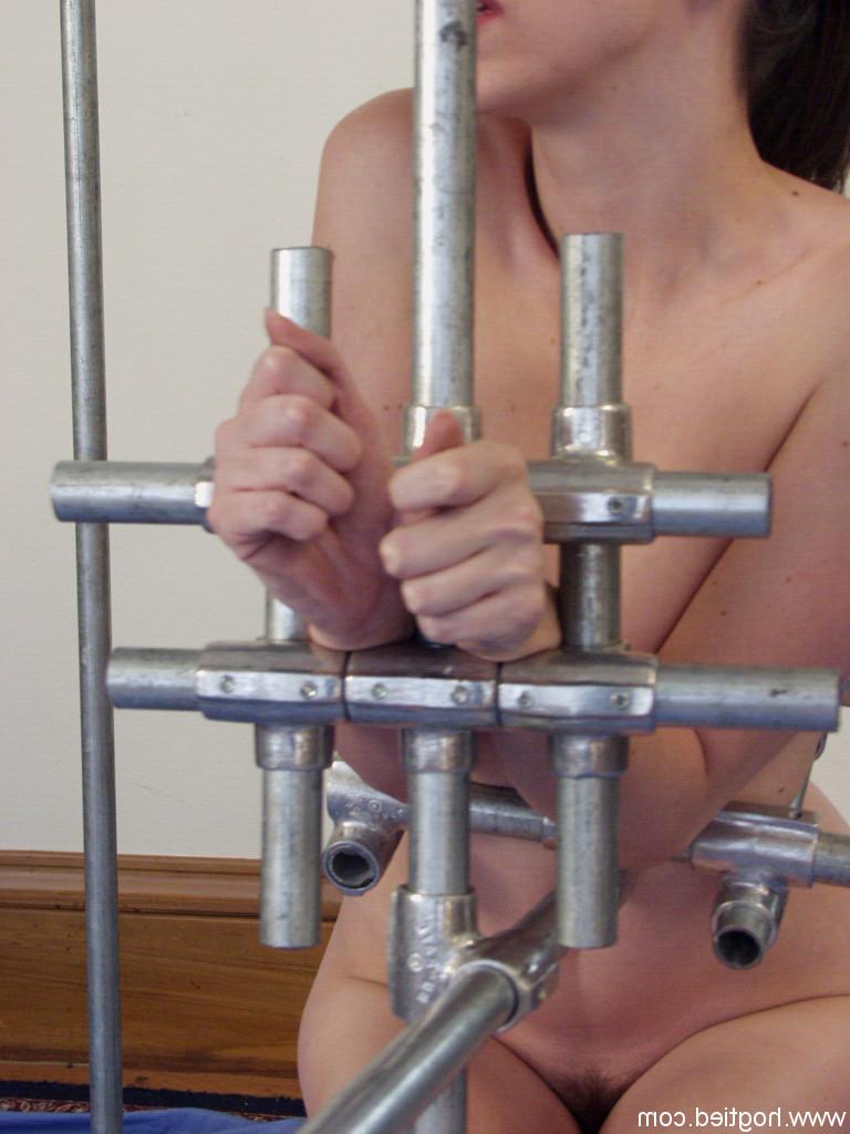 20P Die geile brünette Schönheit Molly Matthews wird nackt in Metall-Bondage gefesselt