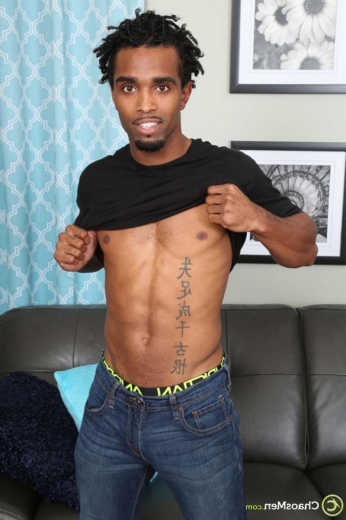 20P Kouri, la bombasse gay noire, dévoile son corps maigre et sexy et sa grosse bite.