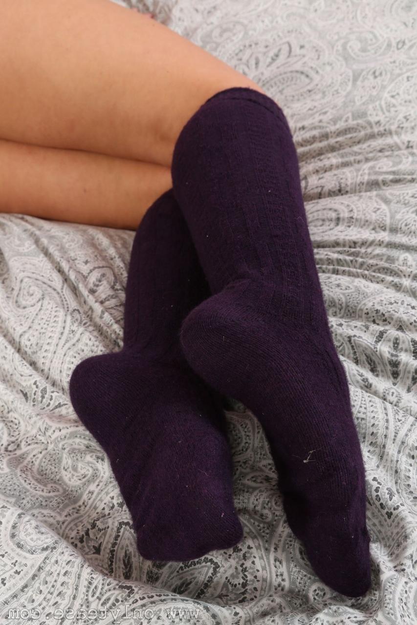 20P A esposa Millie tira a saia e brinca com a bunda grande enquanto se veste com uma roupa gostosa