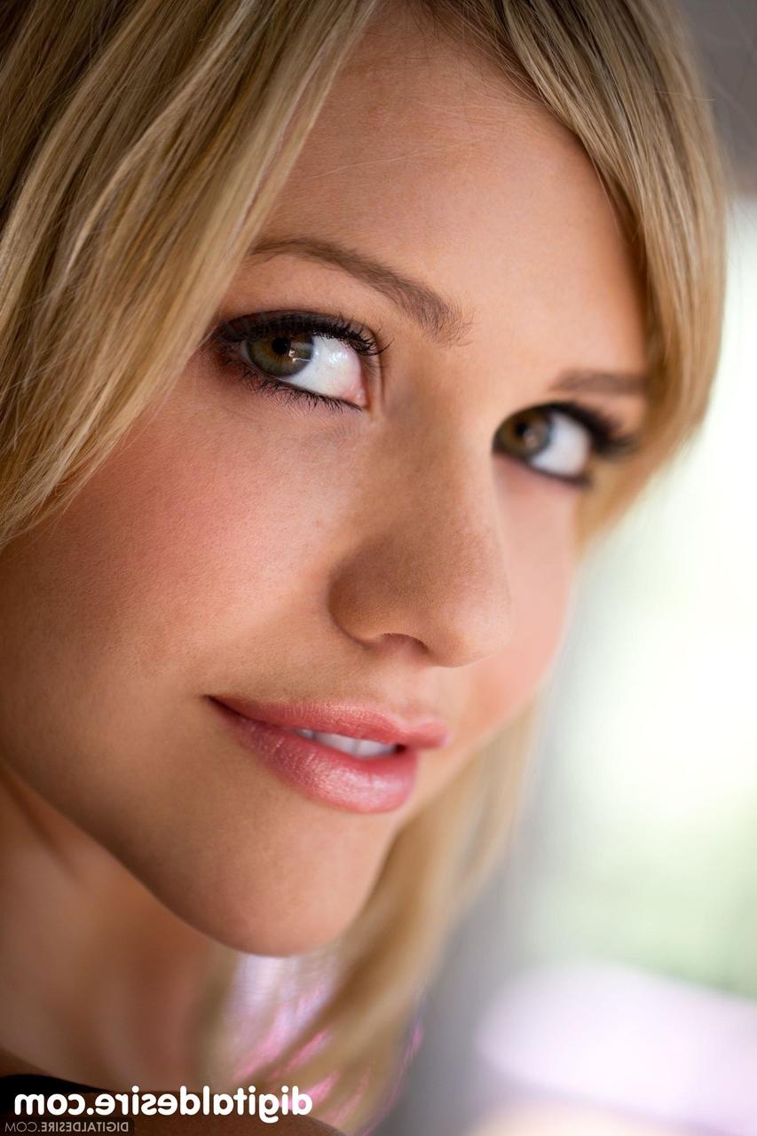 20P La glamorosa rubia mia malkova muestra su irresistible coño de cerca