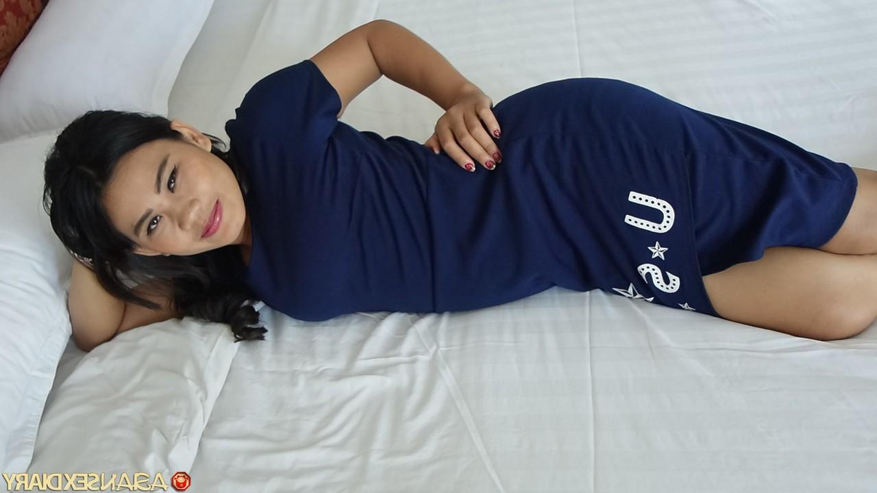 20P Way, la chérie asiatique, pose dans sa robe sexy et fait un BJ bâclé.