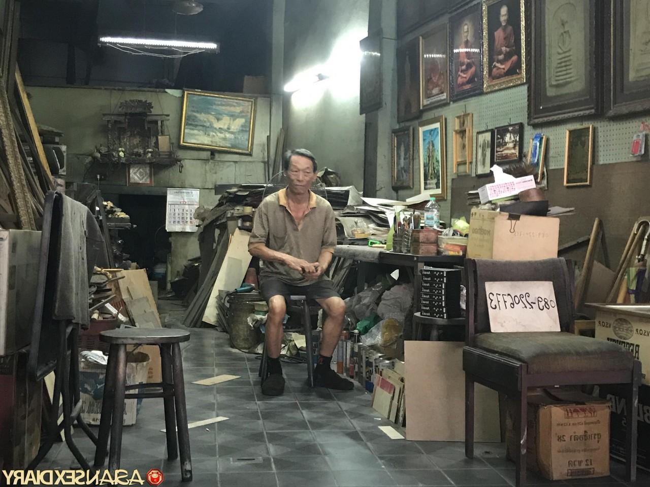20P Way, la chérie asiatique, pose dans sa robe sexy et fait un BJ bâclé.