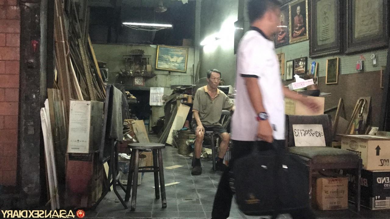 20P Way, la chérie asiatique, pose dans sa robe sexy et fait un BJ bâclé.