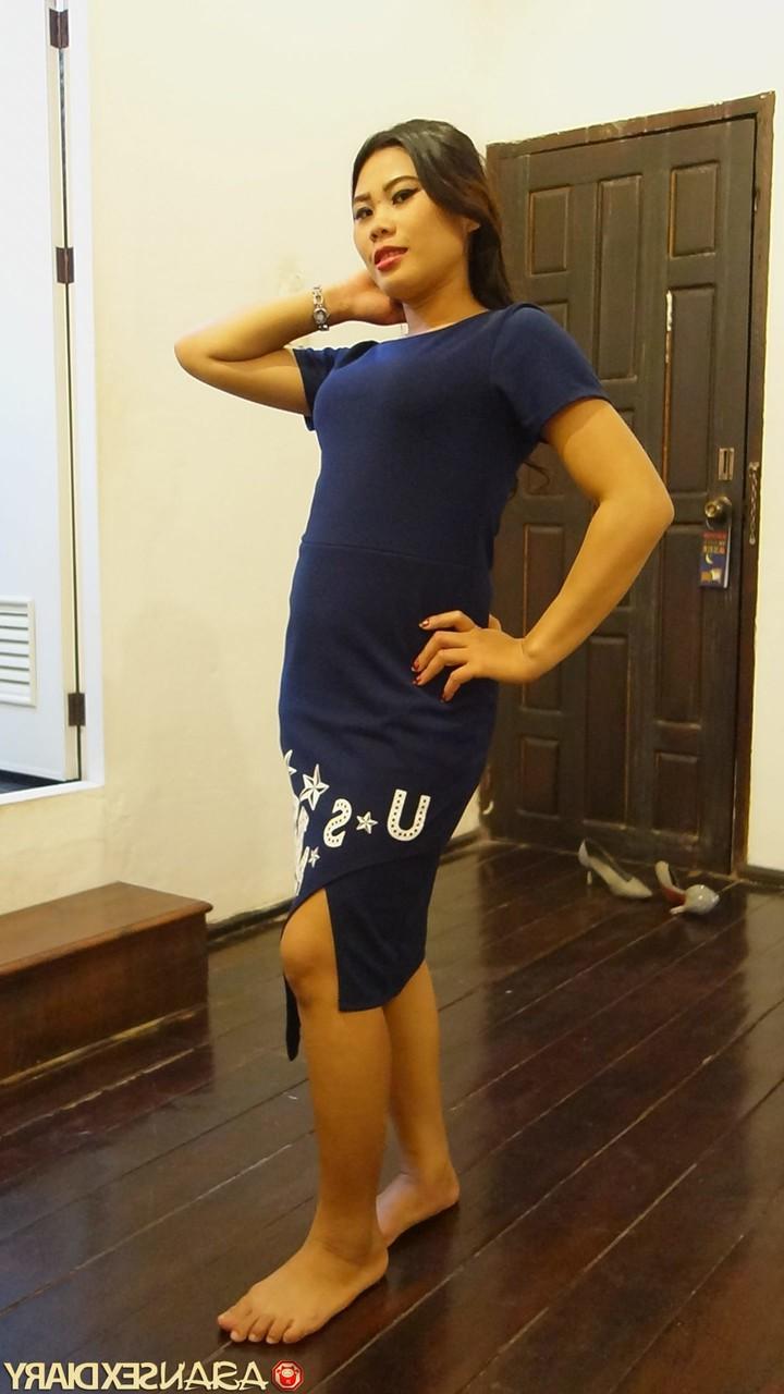 20P Way, la chérie asiatique, pose dans sa robe sexy et fait un BJ bâclé.