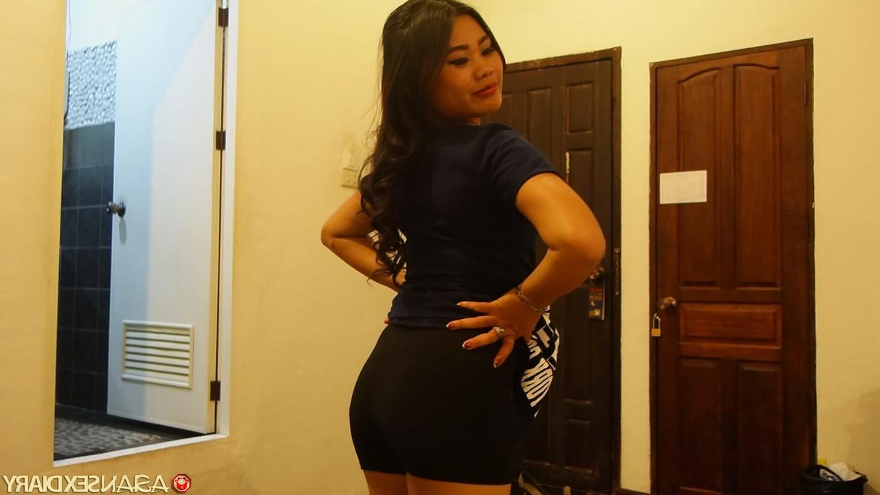20P Way, la chérie asiatique, pose dans sa robe sexy et fait un BJ bâclé.