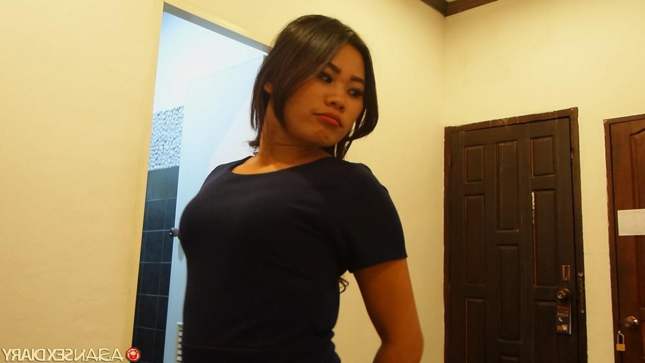 20P Way, la chérie asiatique, pose dans sa robe sexy et fait un BJ bâclé.