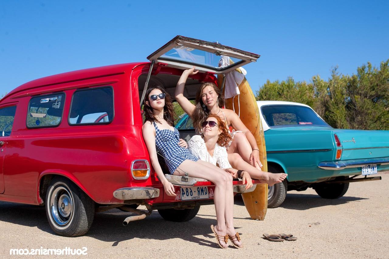 20P La lesbienne Kara Dasna et ses copines sexy montrent leurs seins tout en s'amusant en plein air
