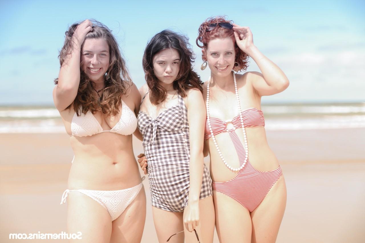 20P La lesbienne Kara Dasna et ses copines sexy montrent leurs seins tout en s'amusant en plein air