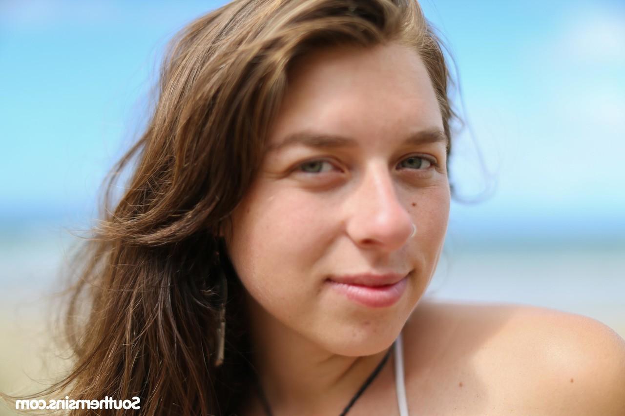 20P La lesbienne Kara Dasna et ses copines sexy montrent leurs seins tout en s'amusant en plein air