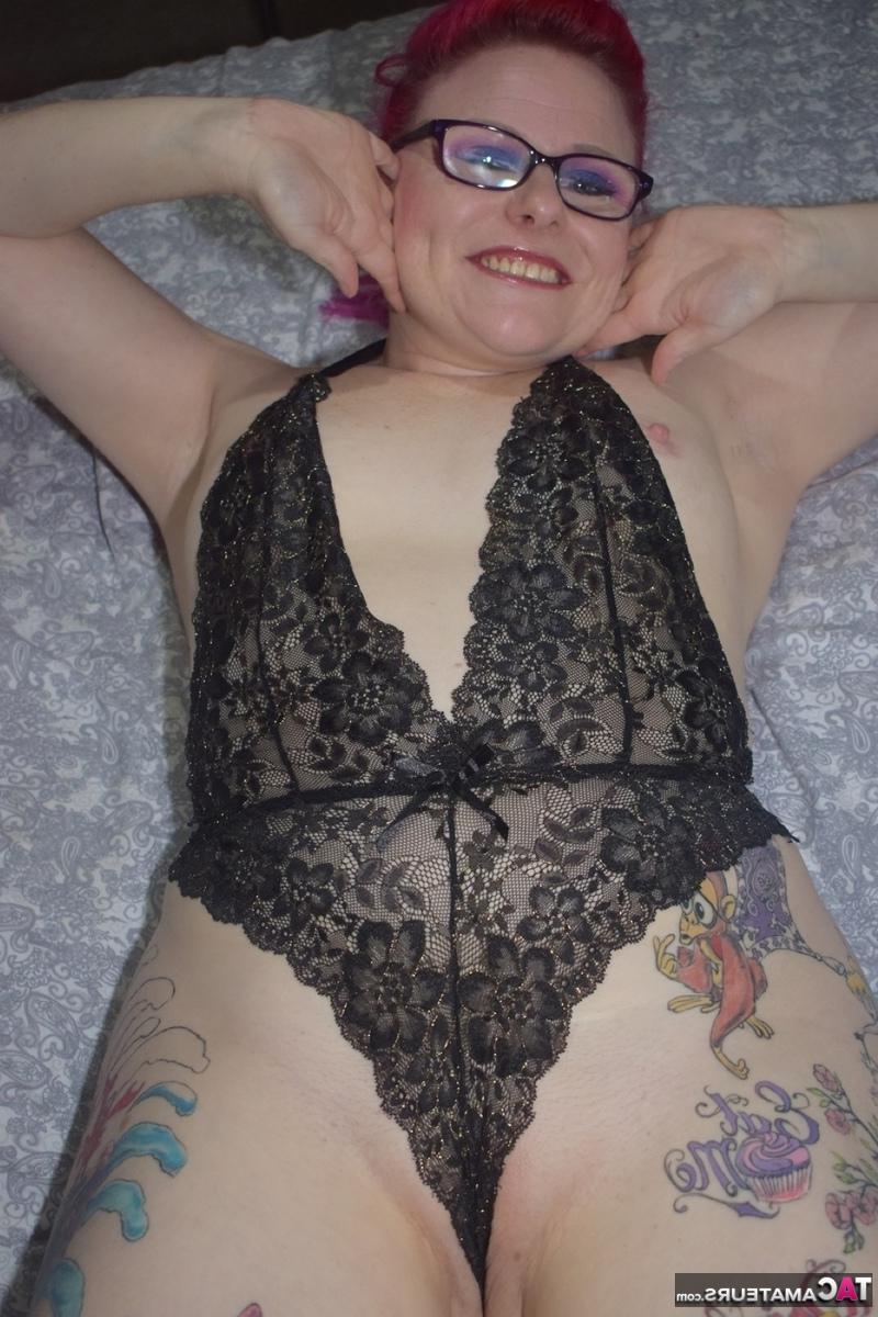 16P A amadora tatuada Mollie Foxxx modela lingerie preta com óculos