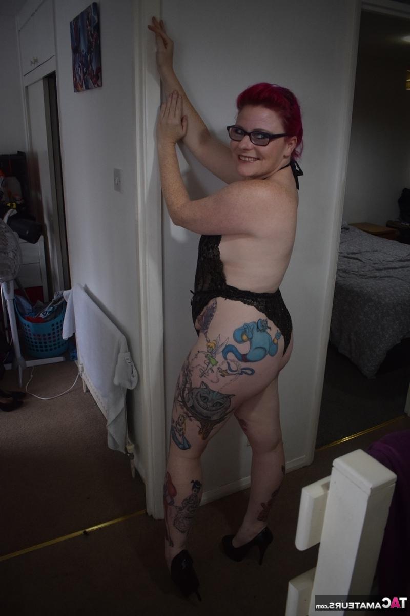 16P A amadora tatuada Mollie Foxxx modela lingerie preta com óculos