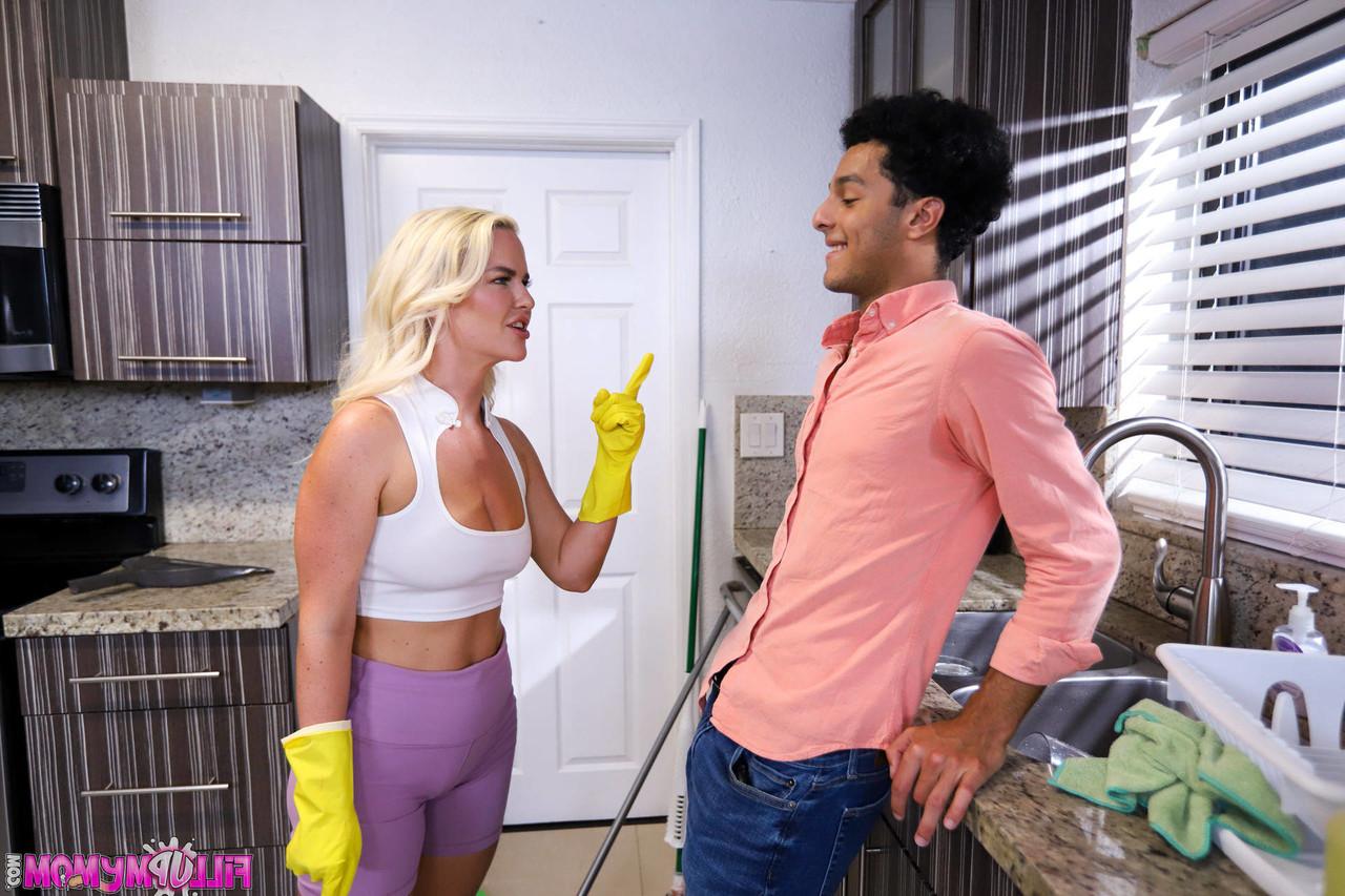 20P A mãe loira Slimthick Vic leva uma surra do colega negro nerd de seu filho
