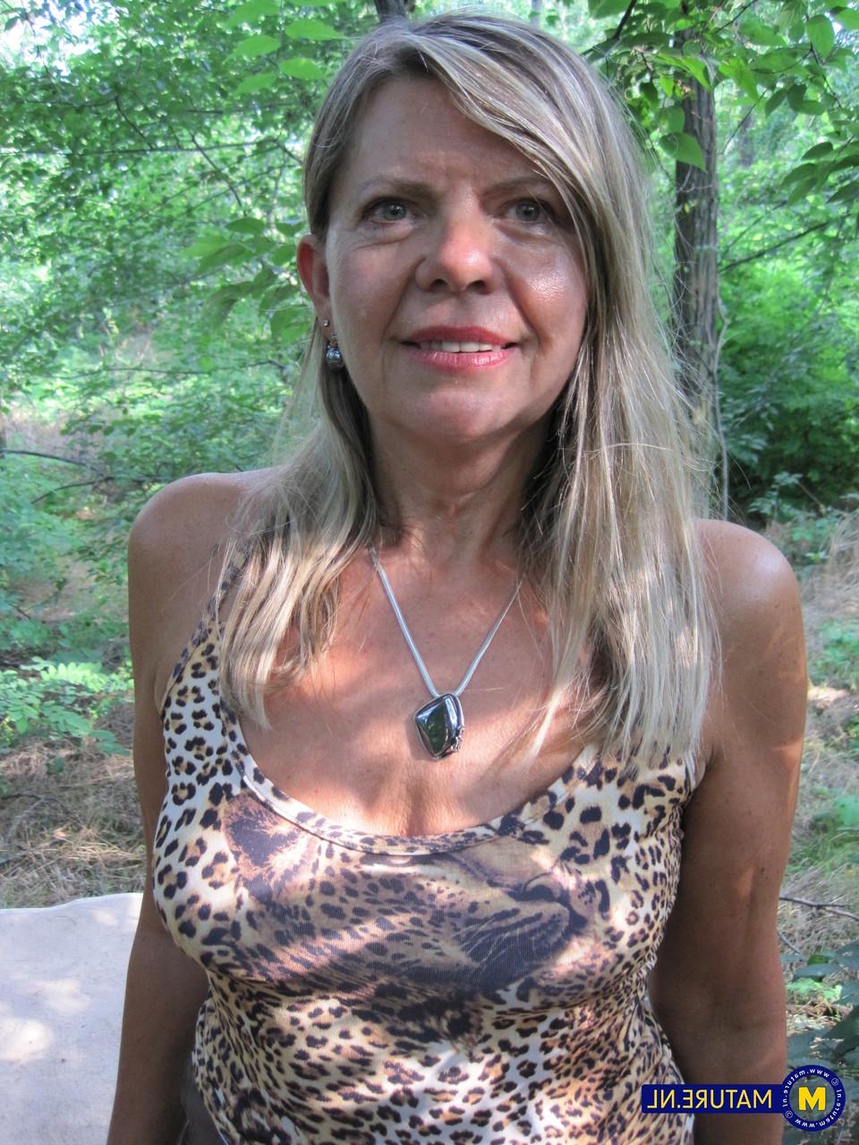 11P Une femme mûre a des relations sexuelles en POV sur une couverture étalée en plein air