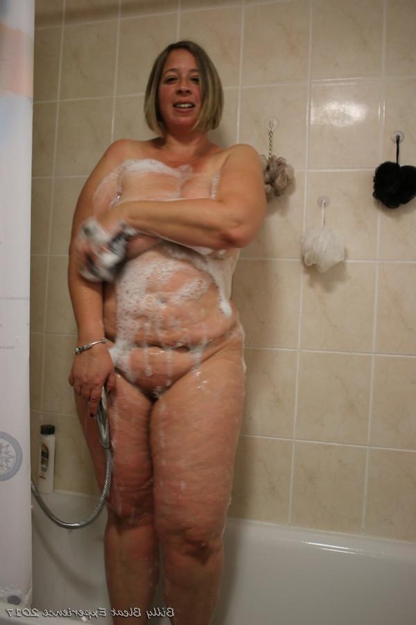 17P La MILF rubia Shooting Star muestra su cuerpo regordete desnudo en la ducha