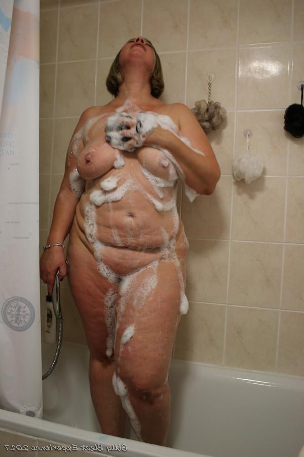 17P La MILF rubia Shooting Star muestra su cuerpo regordete desnudo en la ducha