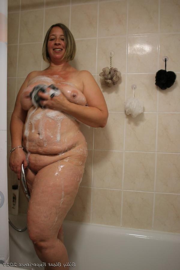17P La MILF rubia Shooting Star muestra su cuerpo regordete desnudo en la ducha