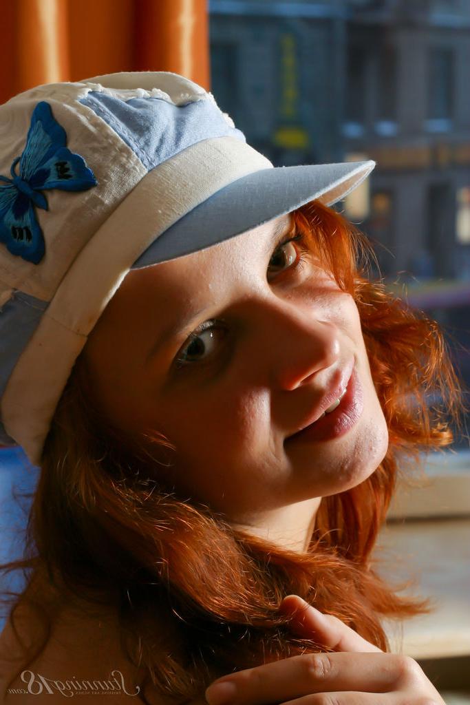 16P La belle jeune aux cheveux roux Asteria E prend de superbes poses nues.