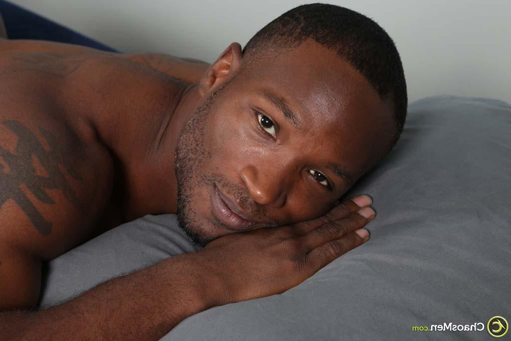 20P Daryl gay musculoso de ébano recebe um BJ de seu massagista caucasiano Bryan
