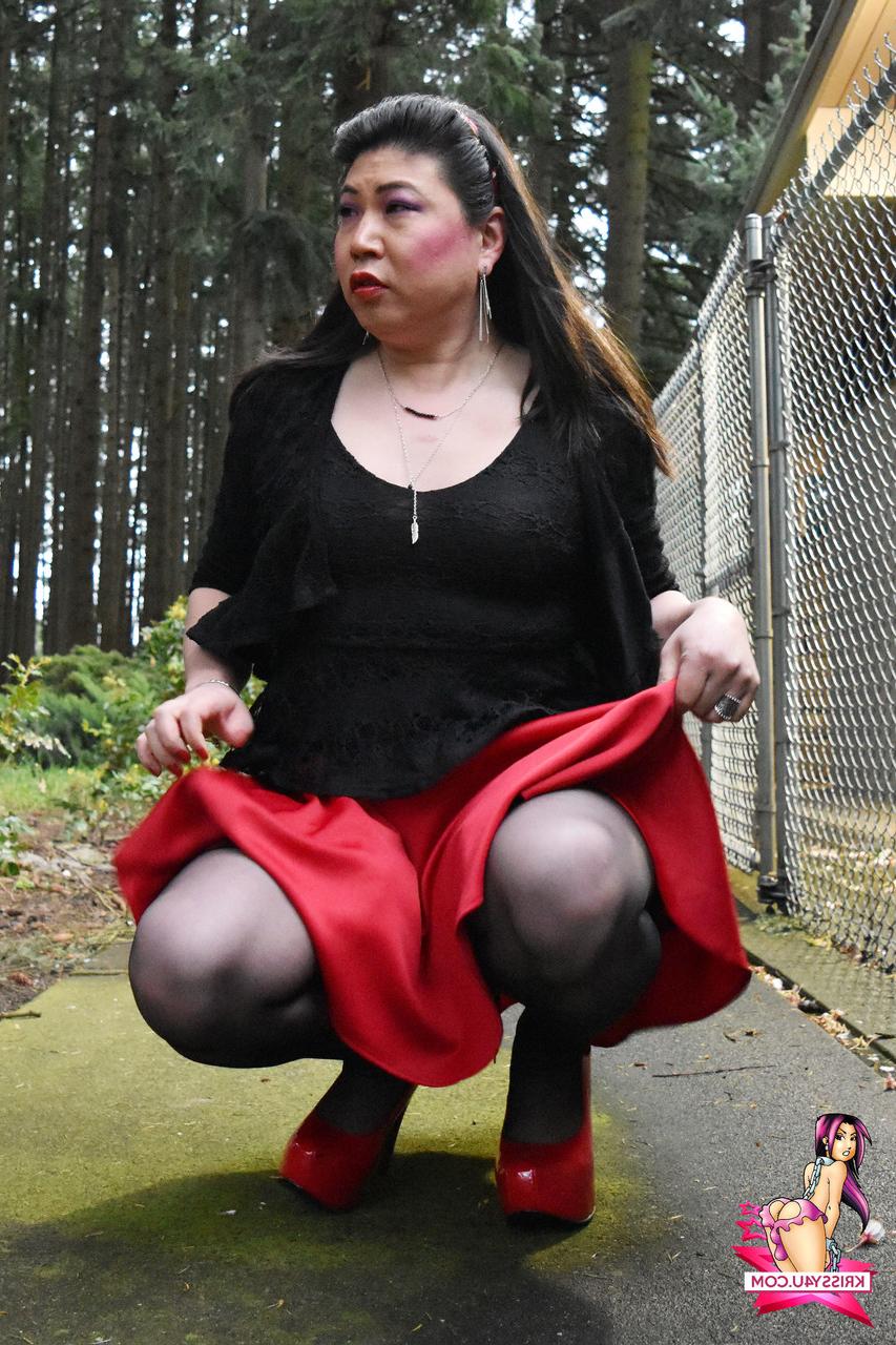 16P Mulher asiática exibe suas pernas quentes em meias e salto alto ao ar livre