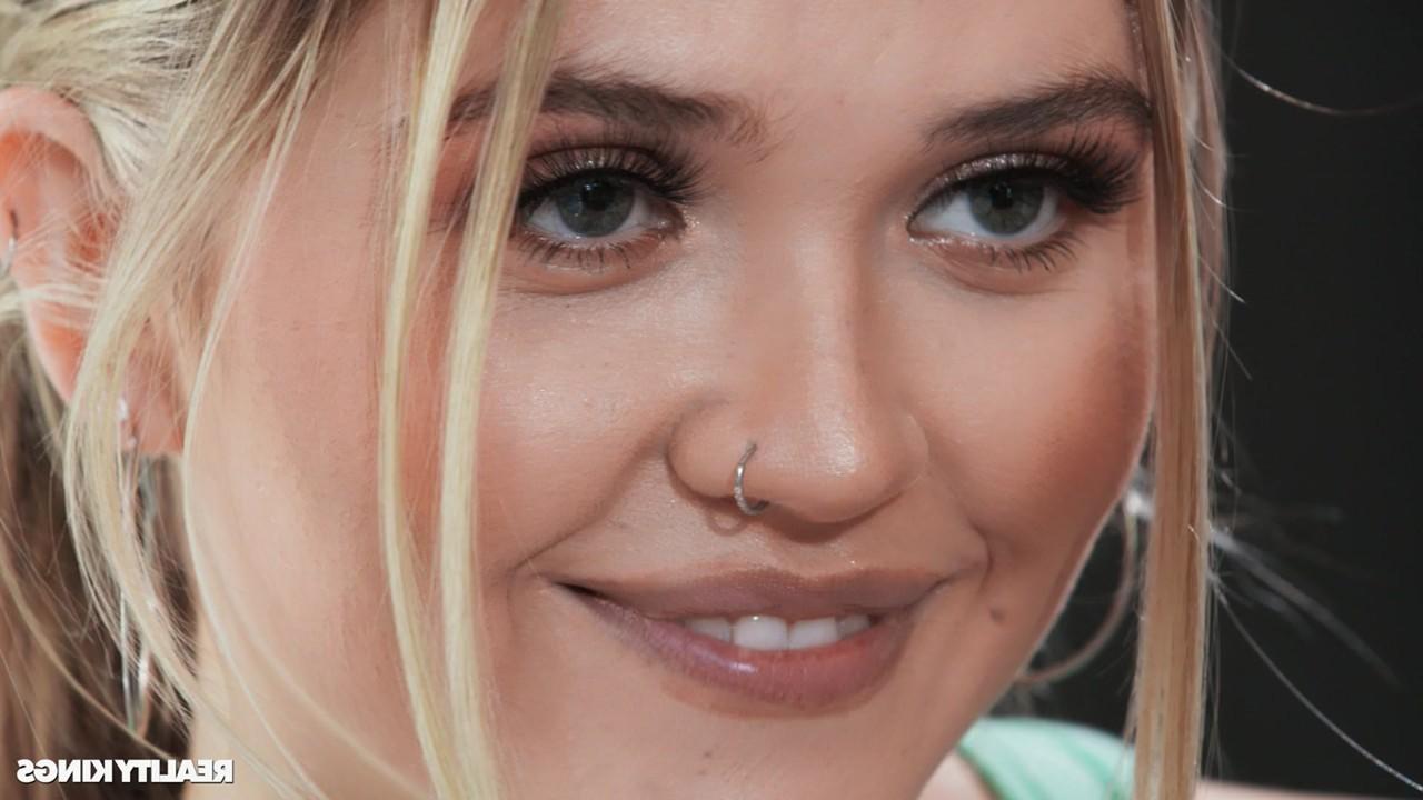 20P La blonde sexy Angie Faith se fait sucer ses gros seins avant de se faire noircir.