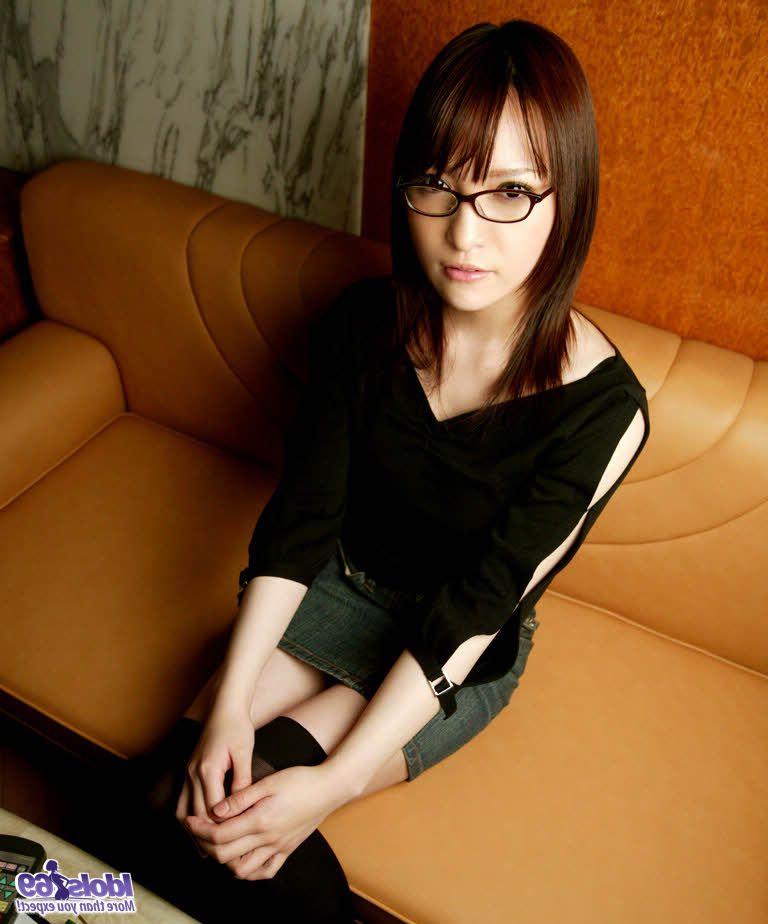 16P La jeune japonaise Tsukasa prend une éjaculation sur le ventre en mode POV.