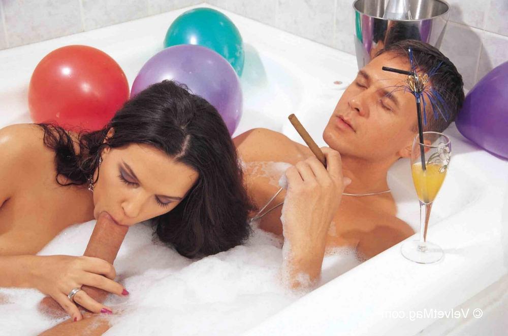 20P Estrella porno caliente recibe placer oral y se la follan durante un baño de burbujas