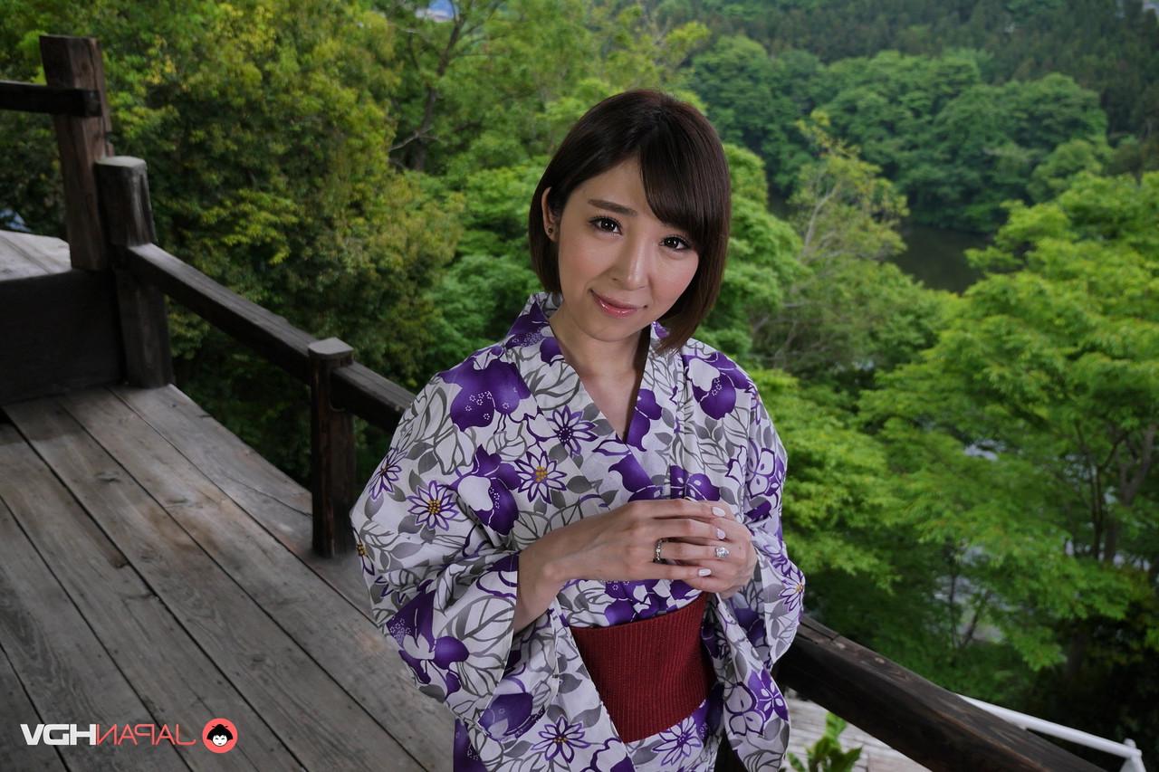 15P 日本人の女の子、羽川るなが主観フェラをする前に着物を緩める