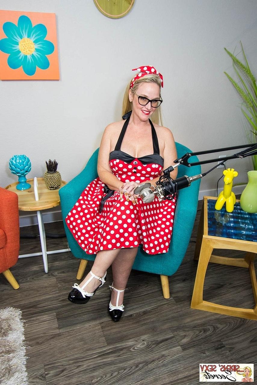 20P Adorável esposa madura Dee Siren posando em sua fantasia sexy de Minnie e salto alto
