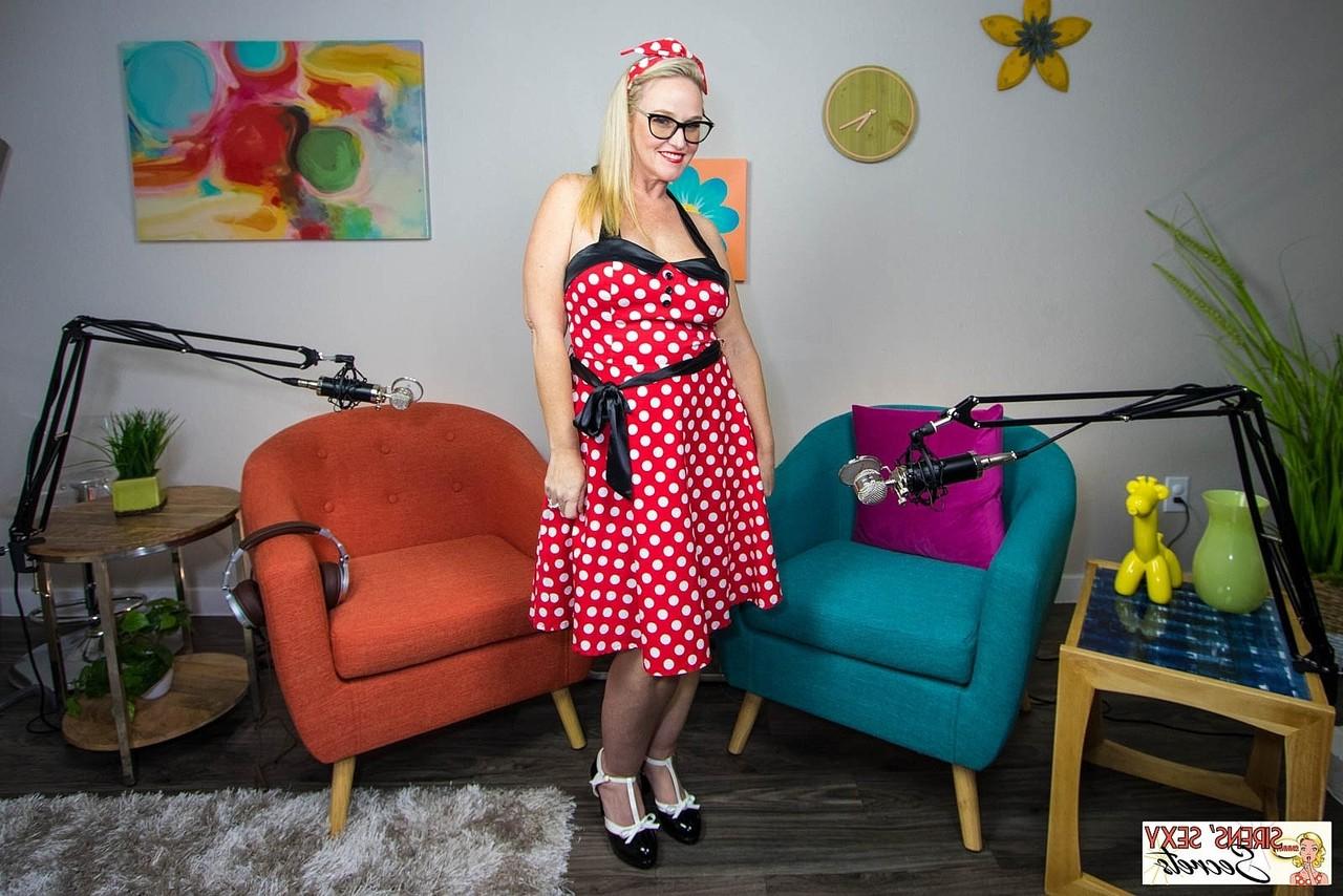 20P Adorável esposa madura Dee Siren posando em sua fantasia sexy de Minnie e salto alto