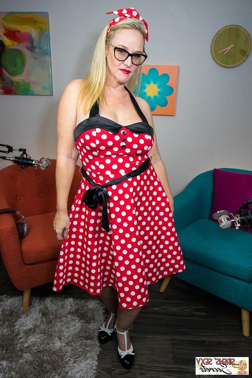 20P Adorável esposa madura Dee Siren posando em sua fantasia sexy de Minnie e salto alto
