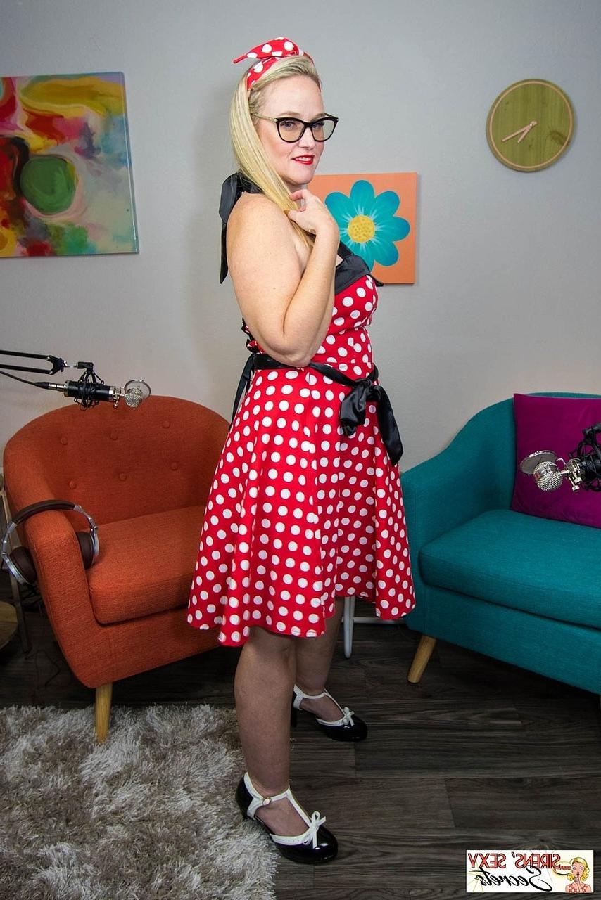 20P Adorável esposa madura Dee Siren posando em sua fantasia sexy de Minnie e salto alto
