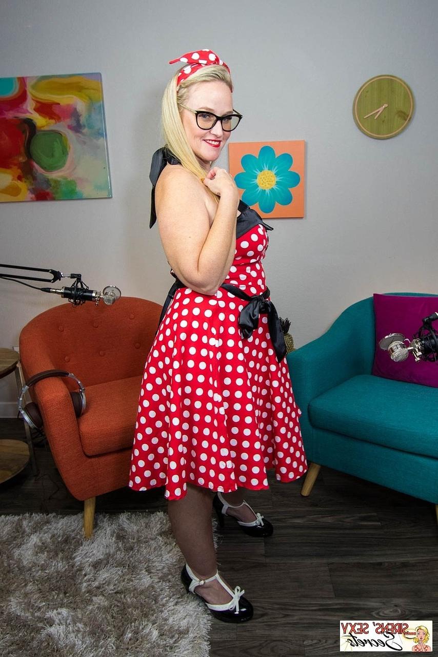 20P Adorável esposa madura Dee Siren posando em sua fantasia sexy de Minnie e salto alto
