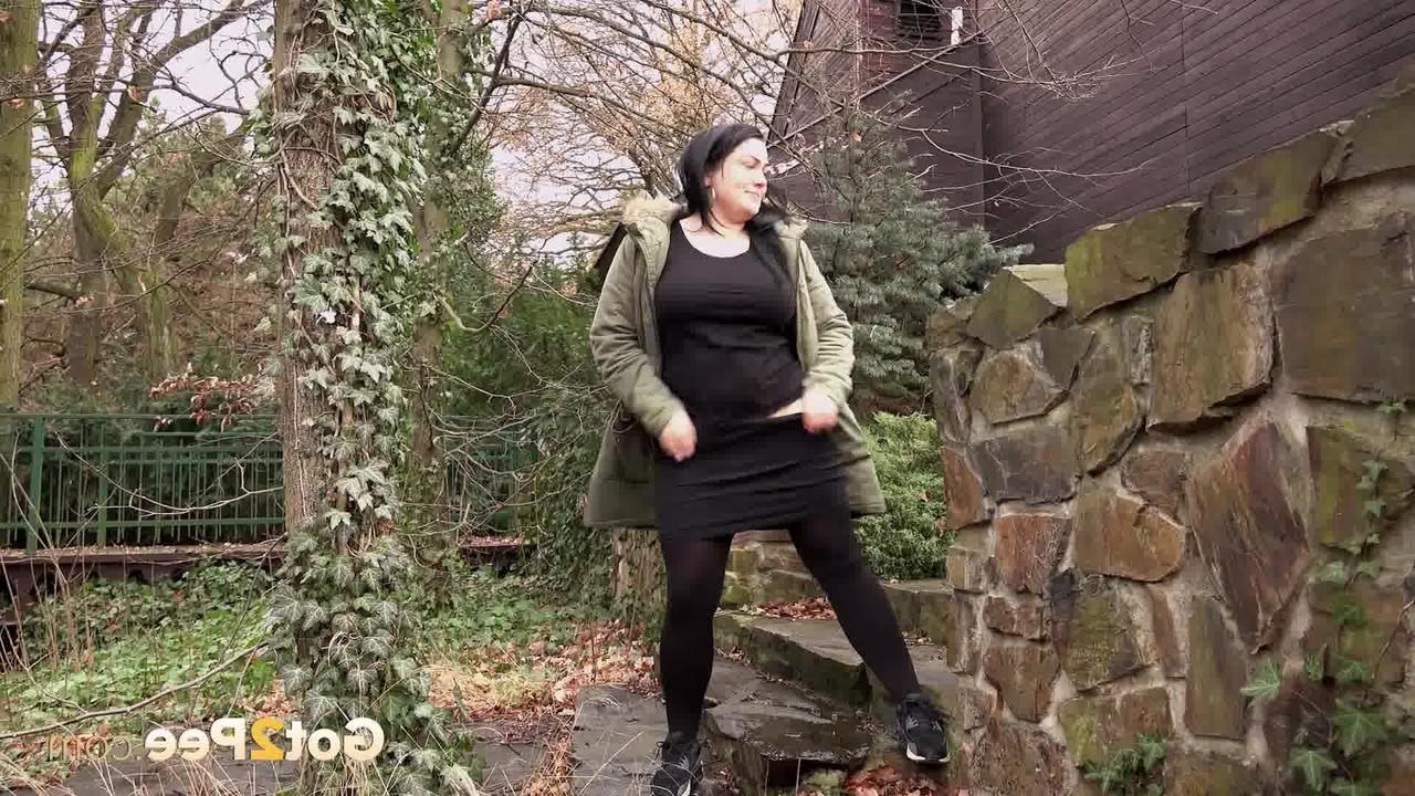 15P Die dicke Frau Dora Black wird vor der Überwachungskamera beim Pinkeln hinter den Büschen erwischt