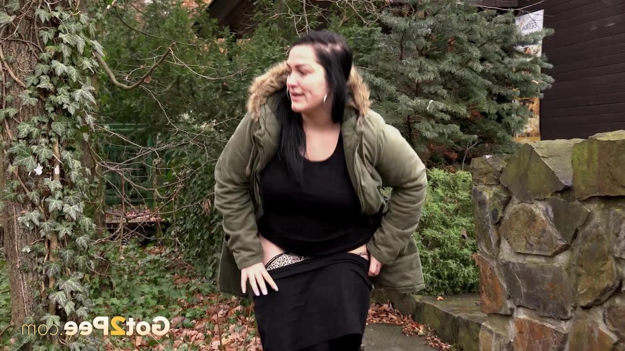 15P Die dicke Frau Dora Black wird vor der Überwachungskamera beim Pinkeln hinter den Büschen erwischt