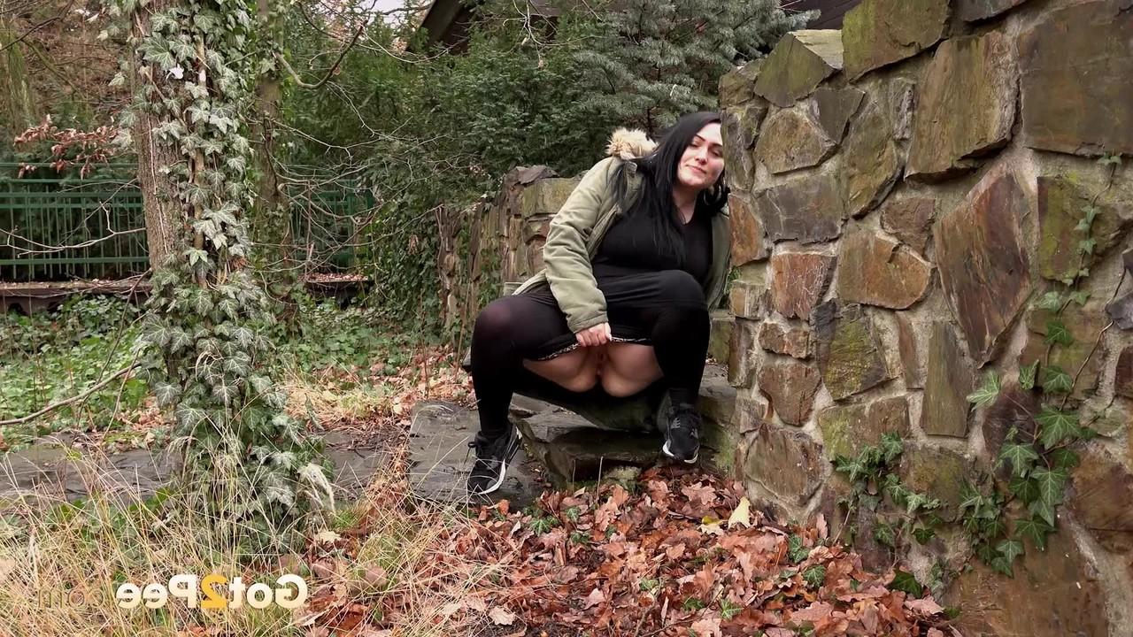 15P Die dicke Frau Dora Black wird vor der Überwachungskamera beim Pinkeln hinter den Büschen erwischt
