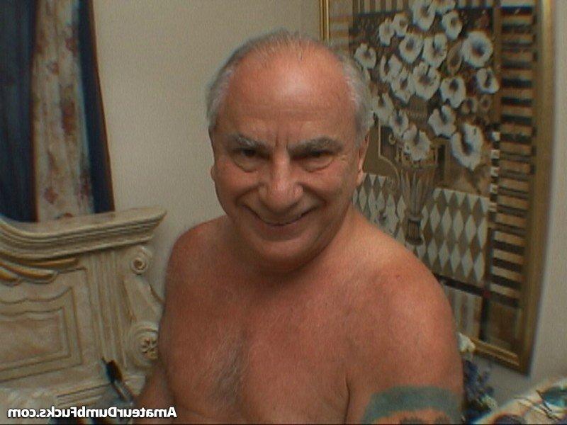 20P La morena amateur Elisa Montenegro se folla a un viejo y recibe un facial