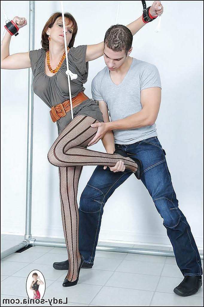 15P Lassie madura esposada disfruta de juegos sexuales bdsm con un muchacho más joven