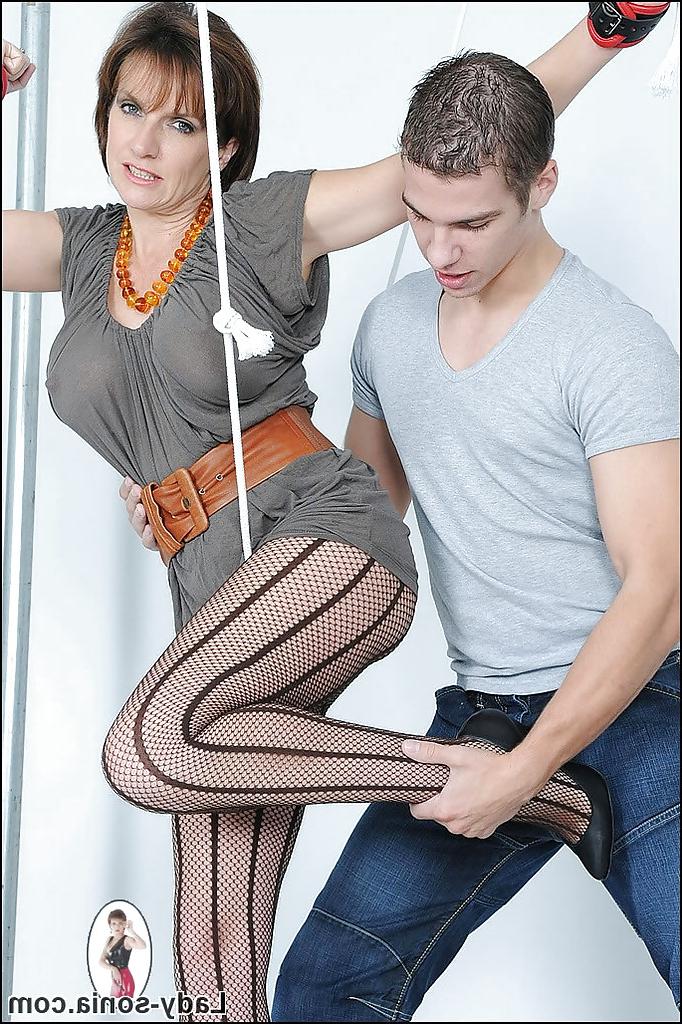 15P Lassie madura esposada disfruta de juegos sexuales bdsm con un muchacho más joven