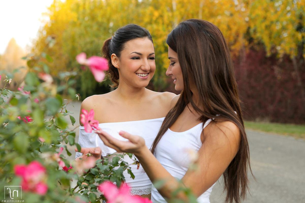 16P Les lesbiennes Alexi Star et Suzy Rainbow font une pause pour sentir les fleurs avant de faire l'amour.