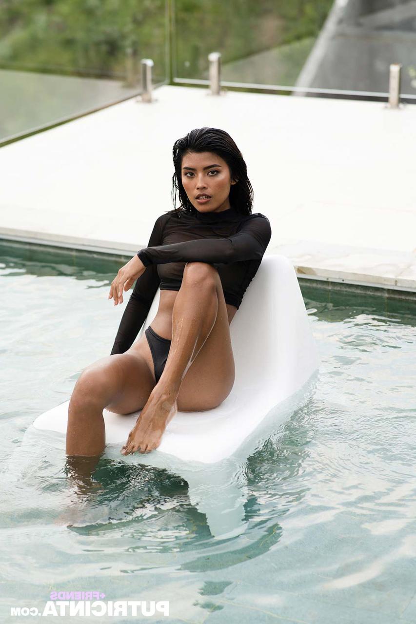 20P Gata magra e sexy expõe seus peitos sugáveis ​​e bunda saborosa em uma piscina na cobertura