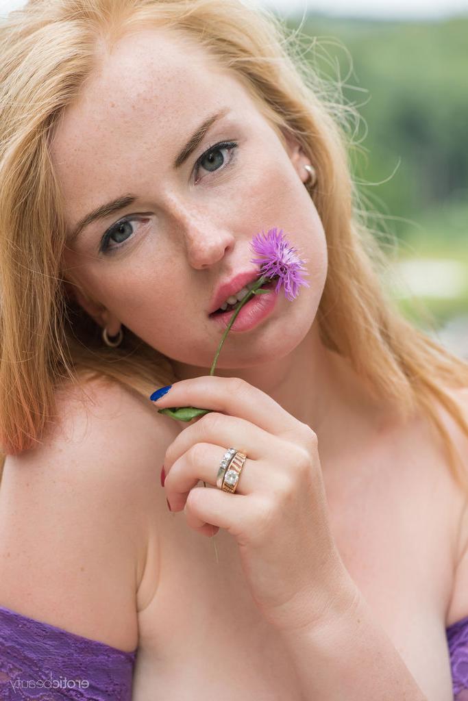 16P La agradable joven helene se desnuda totalmente con una colcha rosa sobre unas escaleras de madera