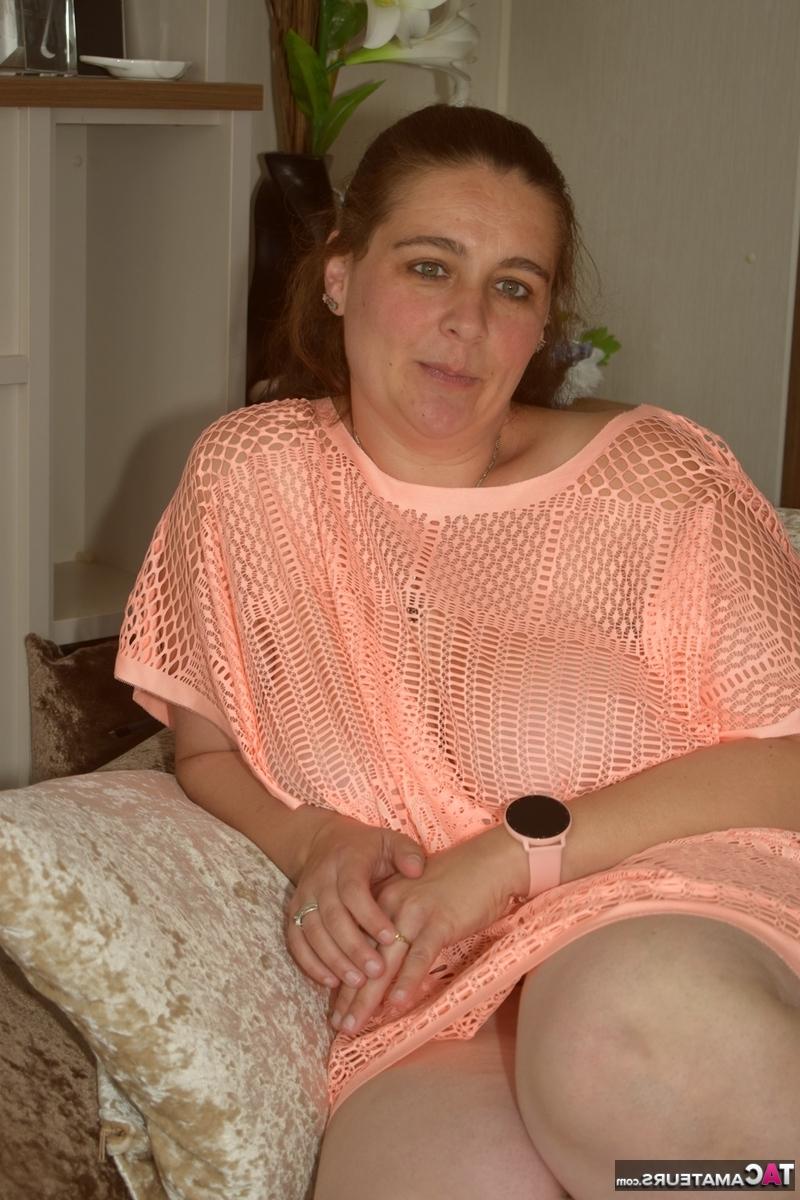 16P Redheaded BBW makes her nude modelling debut upon a sofa