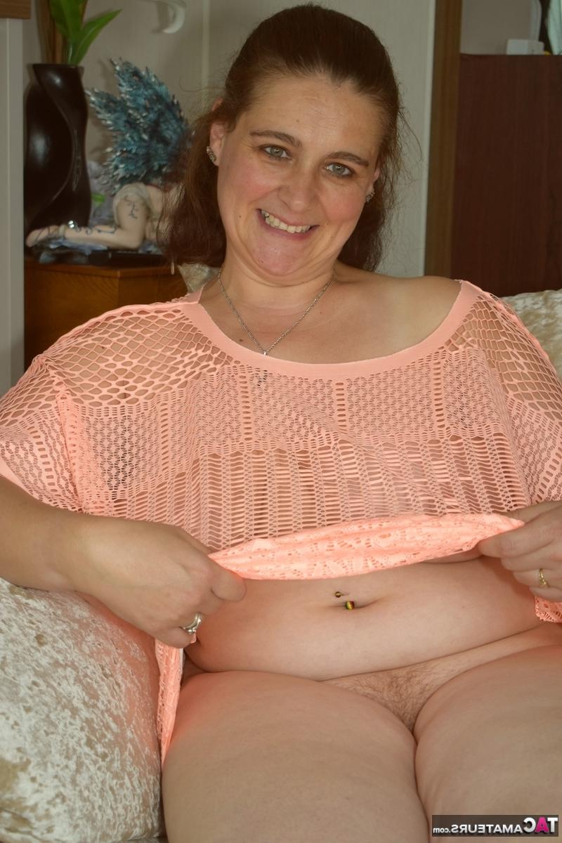 16P Redheaded BBW makes her nude modelling debut upon a sofa