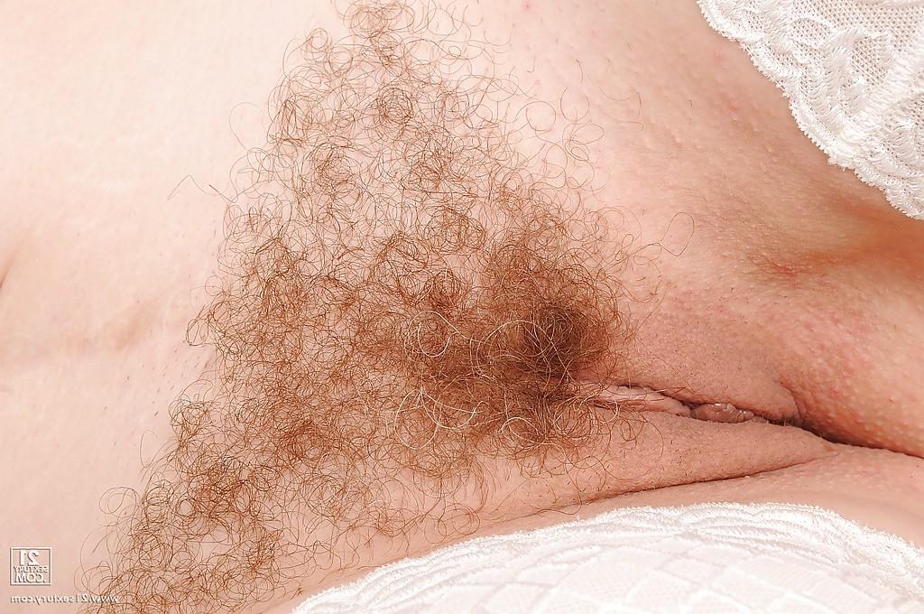 16P Madura sexy eodit posa desnuda en medias con su coño peludo
