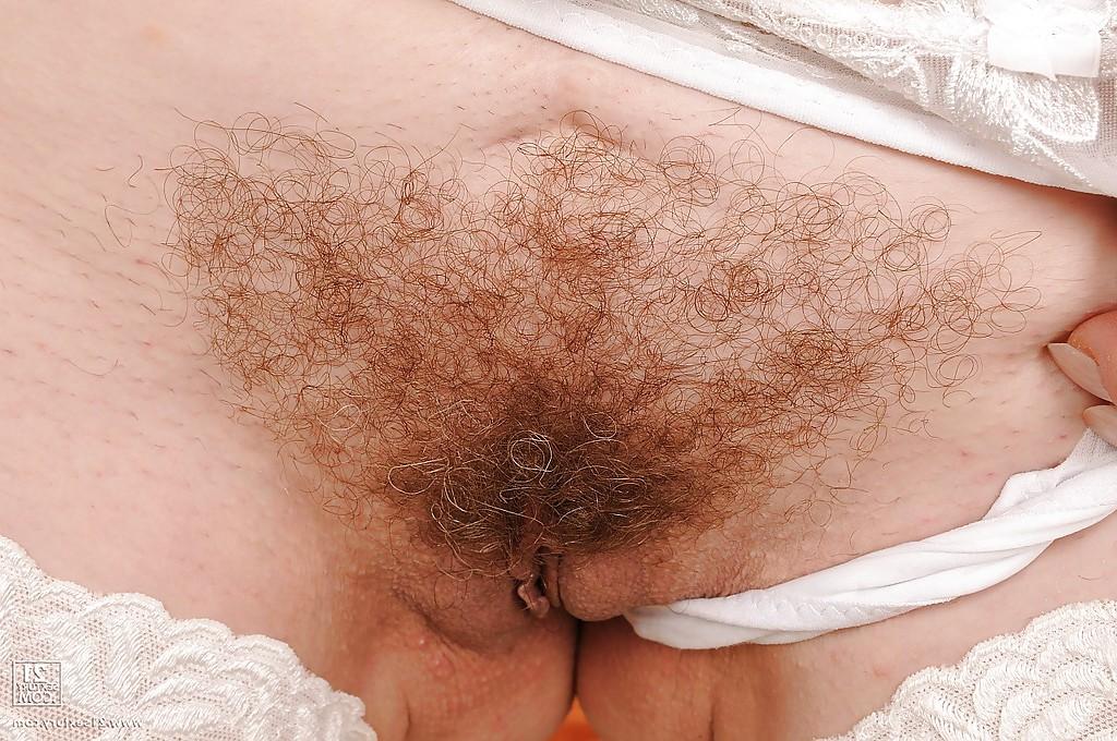 16P Madura sexy eodit posa desnuda en medias con su coño peludo