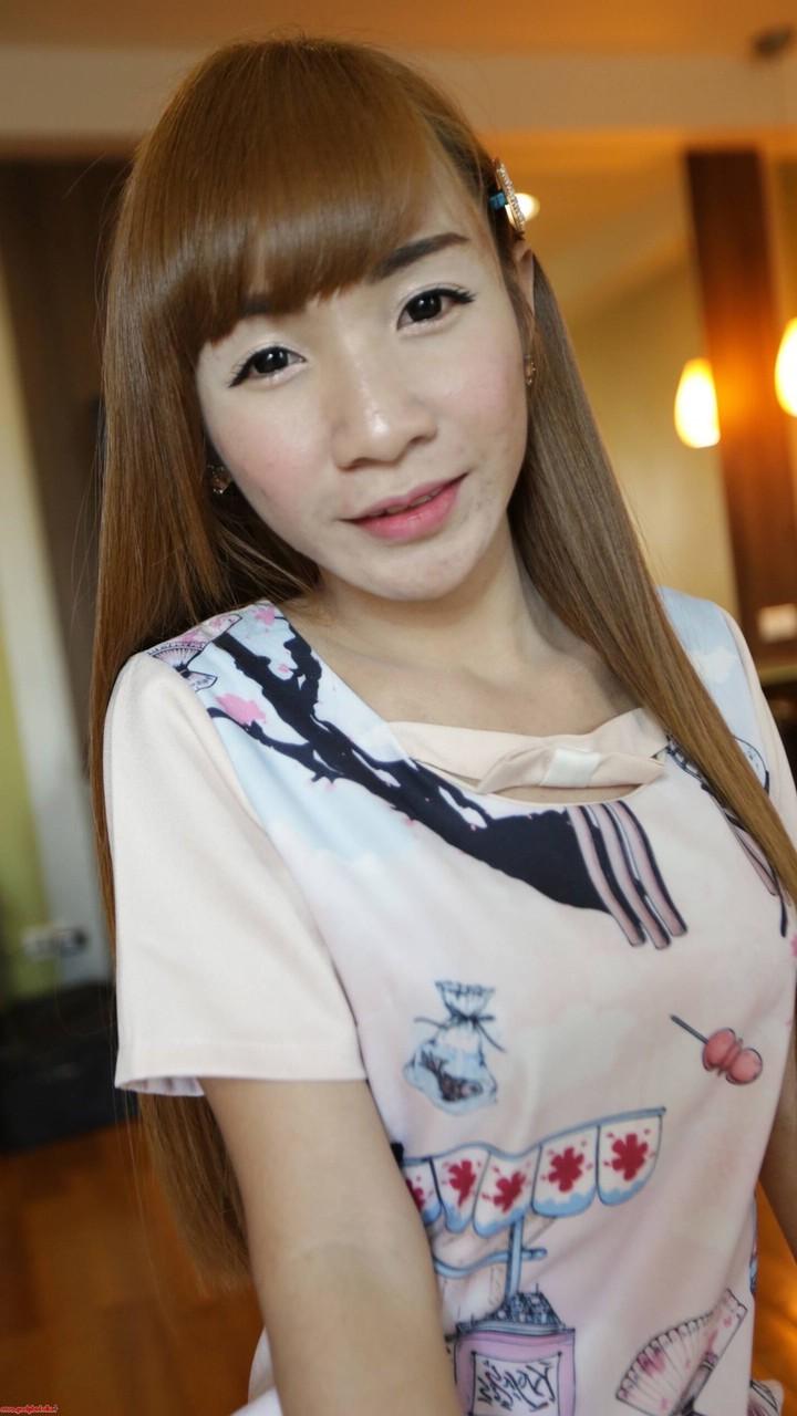 20P La preciosa ladyboy pelirroja Yuri recibe una polla monstruosa en su culo a lo perrito