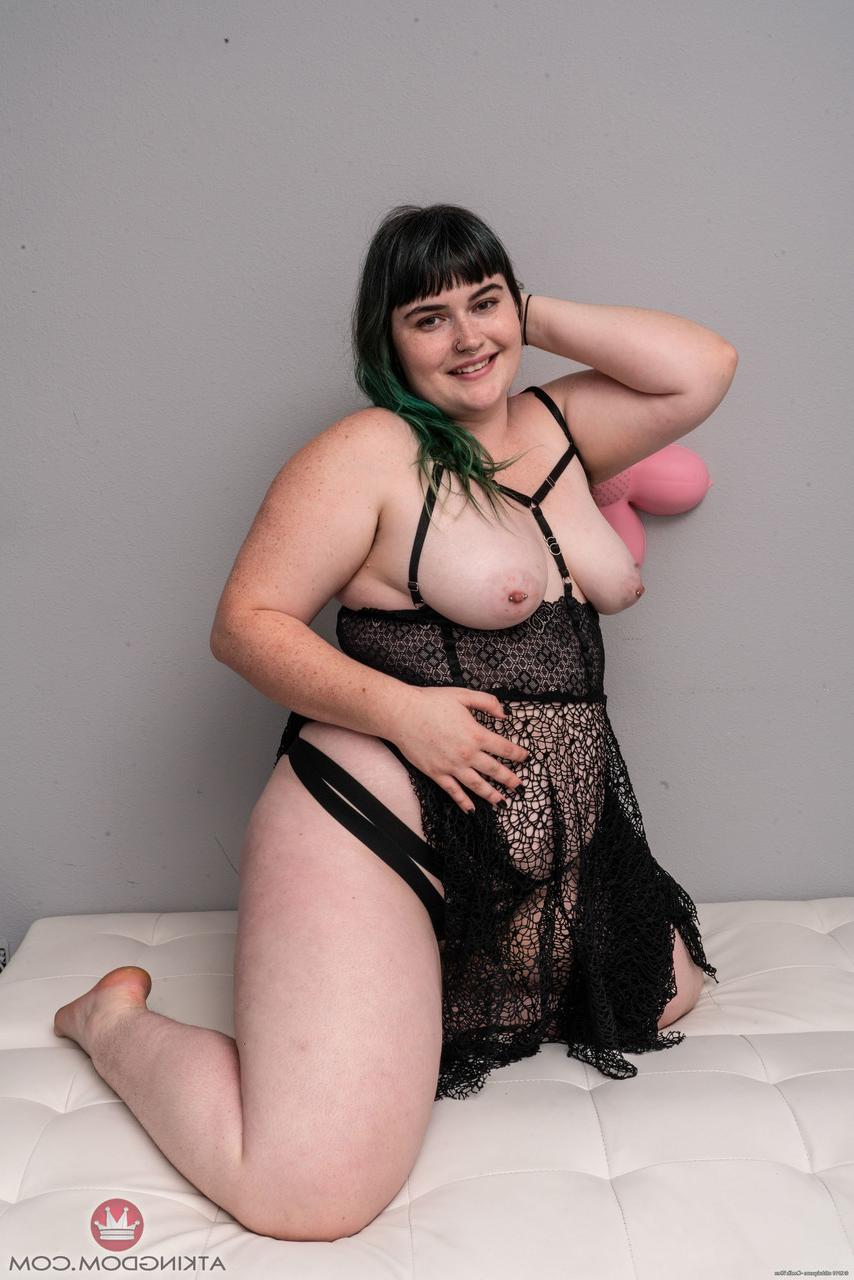 20P Chubby MILF Cece Lachey shows off her great ass & spreads her hairy pussy