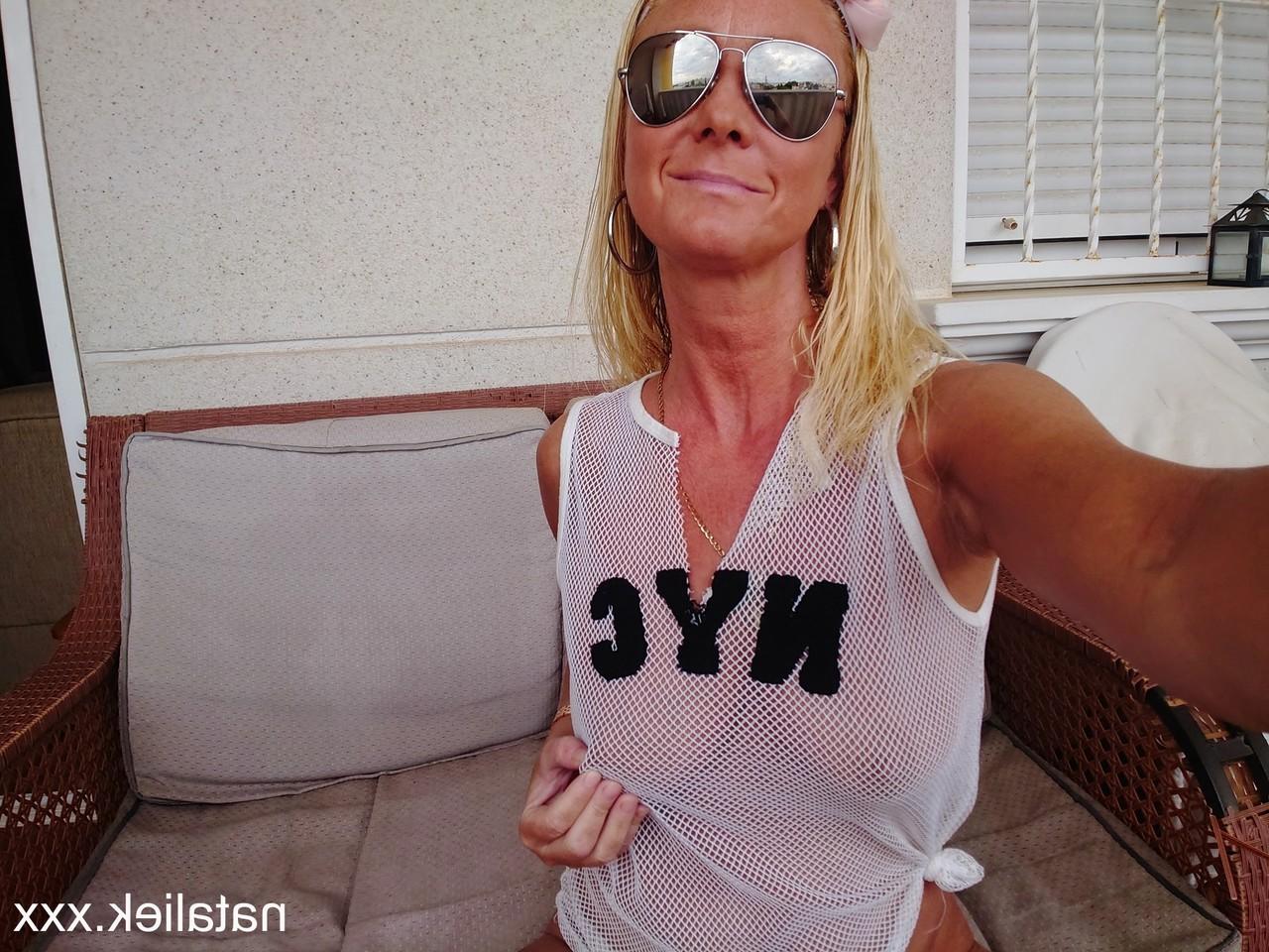 15P Die spanische MILF mit den großen Brüsten Natalie K fingert sich selbst, während sie Selfies macht